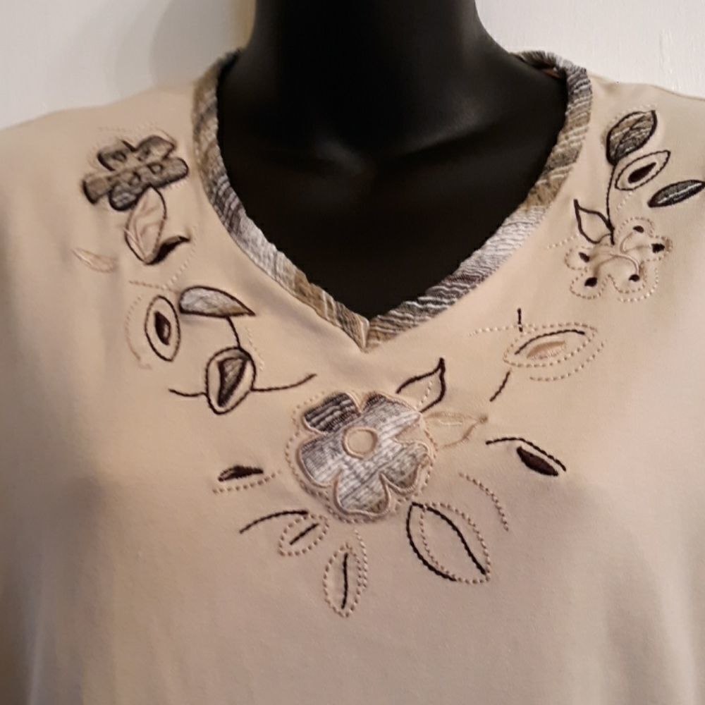 Allison Daley beige with flower top - Picture 2 of 8